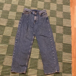 Blå jeans från Sweet Skateboarding XXS - Klassiska blå jeans från Sweet Skateboarding Company i storlek XXS. Jeansen har rak passform, fem fickor och coolt läderpatch bak. Perfekta för dig som gillar streetstyle och skatekänsla. Tillverkade i bomull och passar till många olika outfits. Har andvänts 4 gånger.