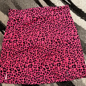 J. Lindeberg golf kjol - En golf kjol från J.Lindeberg i rosa leopardmönster. Använd fåtal gånger och skicket är hur bra som helst. Storlek M. 
