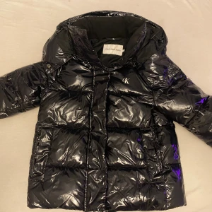 Calvin Klein jacka - Säljer nu min Calvin Klein jacka då den är för liten för mig. Jackan har tappat ena knappen som stänger ena fickan. Har dock bara använt den 2/3 gånger  förra vintern annars är den helt orörd.