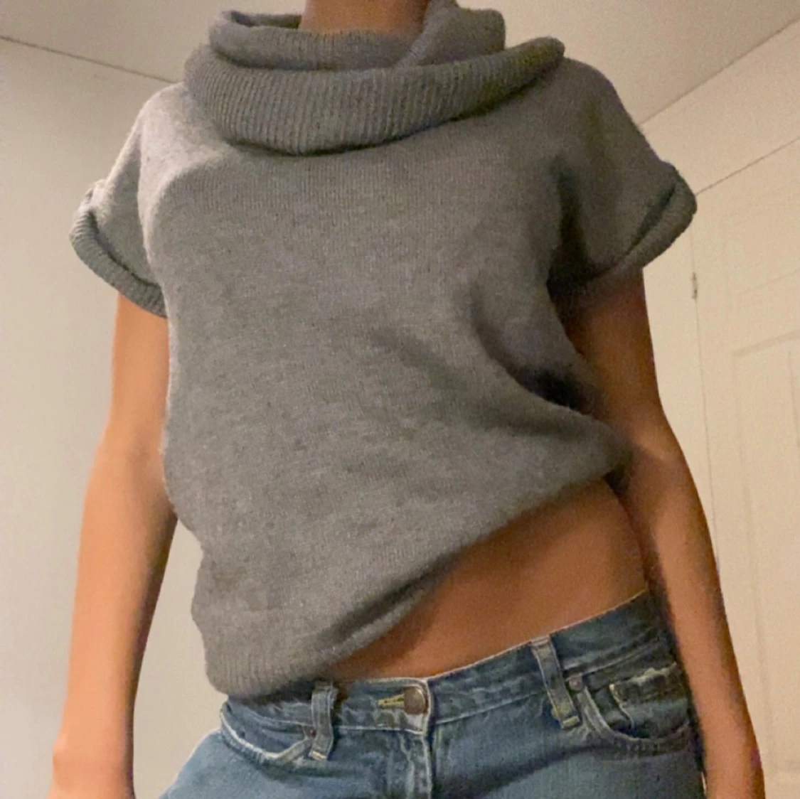 Grå stickad polotröja med kort ärm