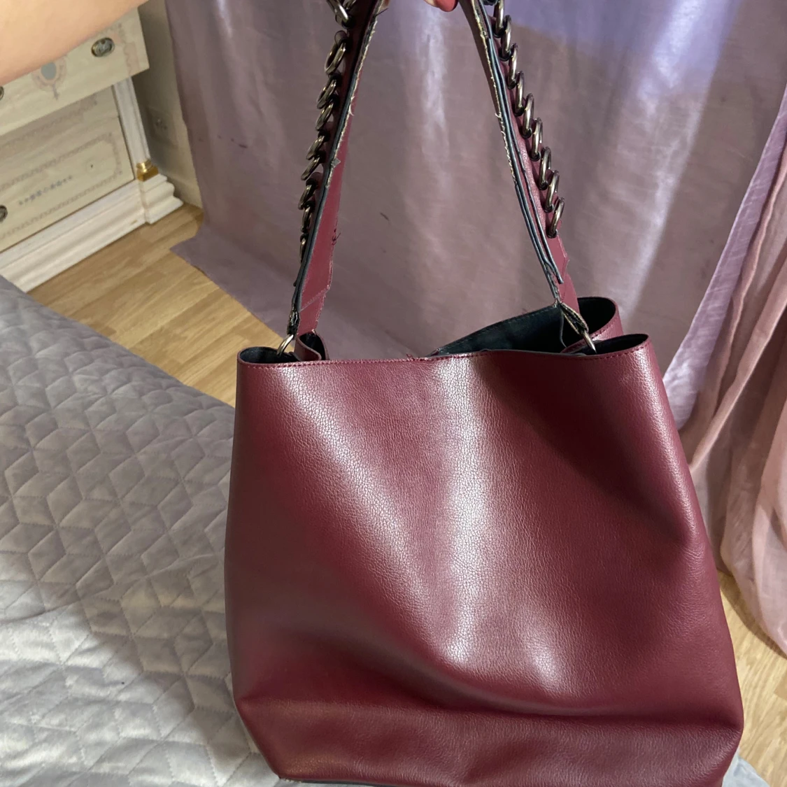 Vinröd axelväska med kedjedetaljer,Oanvänd 