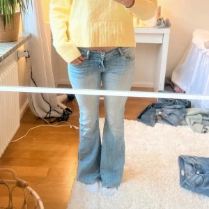 Bootcut ljusblå jeans  - Jeansen ut utsydda så att de blir mer Bootcut 💞💞