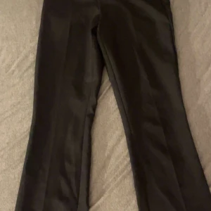 Svarta låga midjade kostymbyxor  - Säljer nu mina svarta låg midjade kostymbyxor från bikbok i storlek 34 dom är endast testade 