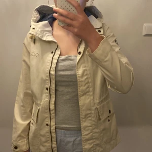 Krämvit vindjacka från Five Seasons - Super fin vindjacka som passar perfekt till hiking 🥾 och andra sport tillfällen! Passar perfekt nu till hösten. Den har en figursydd form och är krämvit. Superskönt material! Nypris är 1700kr!