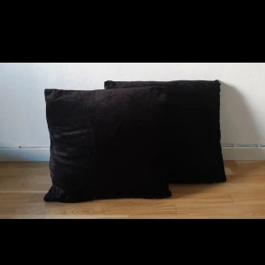 2st svarta kuddfodral - Två svarta kuddfodral från HM Home. . Kuddfodralen är i gott skick utan synligt slitage eller defekter. Perfekt för soffan eller sängen för extra komfort och stil. Obs enbart kuddfodralen inte kuddarna. 
