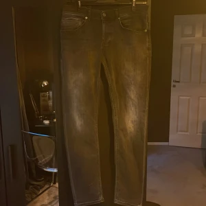 Svarta jeansbyxor från Crooked Club - Säljer ett par svarta dondups helt vanliga i modellen George. Dem är knappt använda och säljs för bra pris vid snabb affär! 