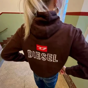 Brun diesel zip up hoodie!  - Super cool zip ifrån diesel! Häftigt tryck på ryggen, även ett mindre tryck på bröstet. Tröjan är i storlek M men modellen bär ofta S! 
