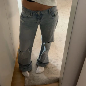 Baggy low waist jeans  - Säljer dessa baggyd low waist jeans då de ej kommit till användning❤️Strl 38 men passar även mig som har 36 bara att de blir lite mer baggy. 