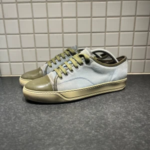 Lanvin skor -  Tjenare allihopa just nu så säljer jag mina  Lanvins då jag håller på att byta stil. Skorna är i bra skick men några väldigt små defekter på toeboxen som knappt syns. Dustbag och extra snören tillkommer vid köp då boxen tillhör ett par andra skor.Skorna är storlek sex och passar mig som bär storlek 42 och 43. Jag är altid intresserad av byten om du bor i Stockholm och jag tar gärna prisförslag. Skriv om du har några frågor mvh Oscar 