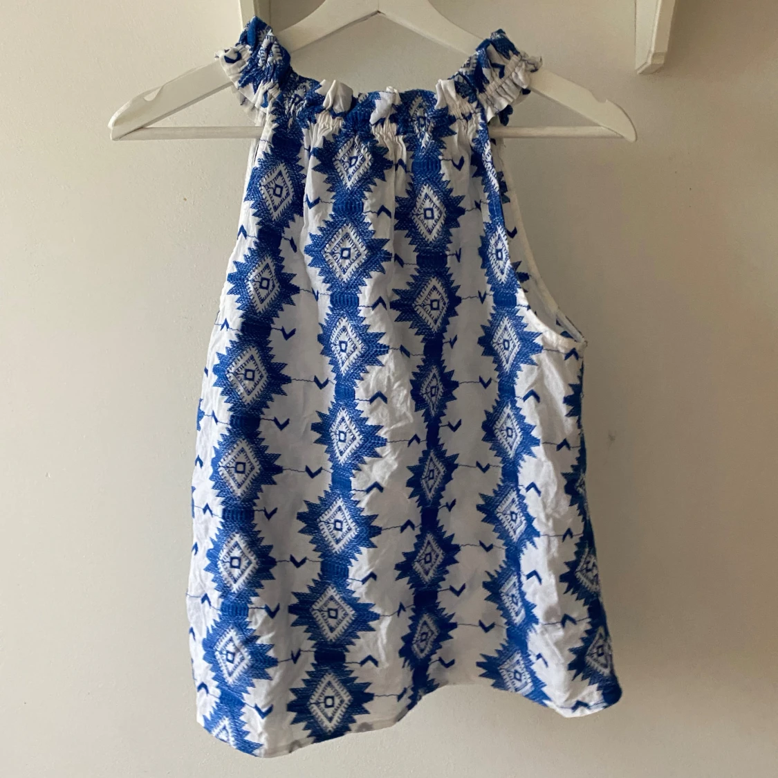 Blåvit mönstrad linnetopp