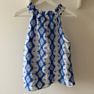 Blåvit mönstrad linnetopp - Säljer en fräsch blåvit fest topp helt ny. Kan diskutera pris