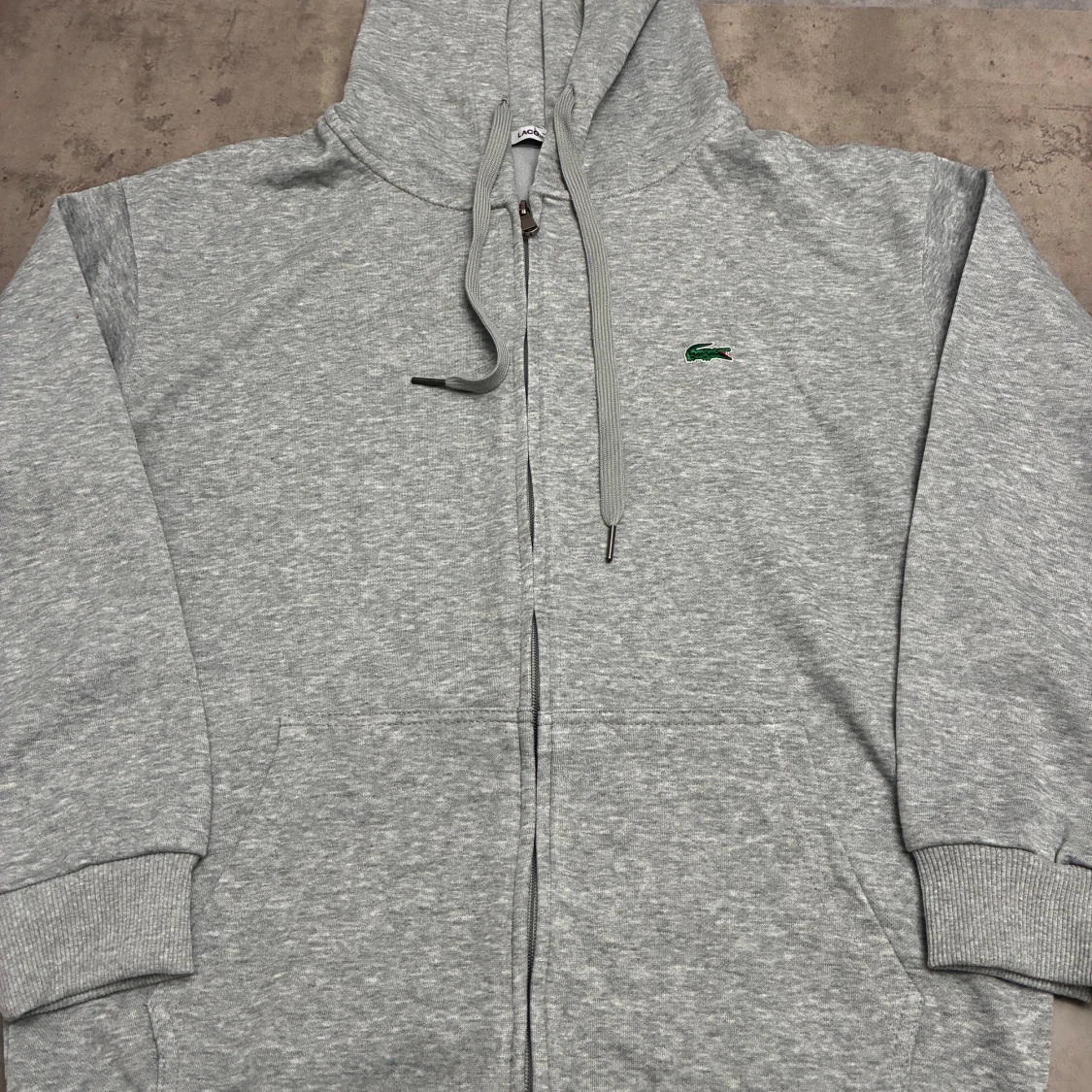 Grå hoodie från Lacoste med dragkedja - 1