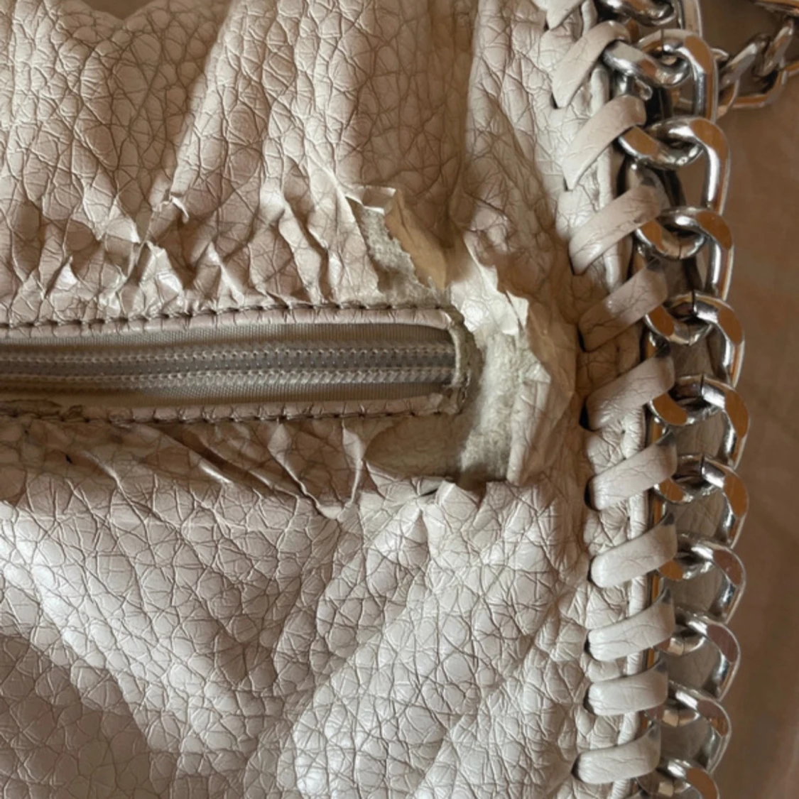 Vit axelväska med kedjedetaljer - 4