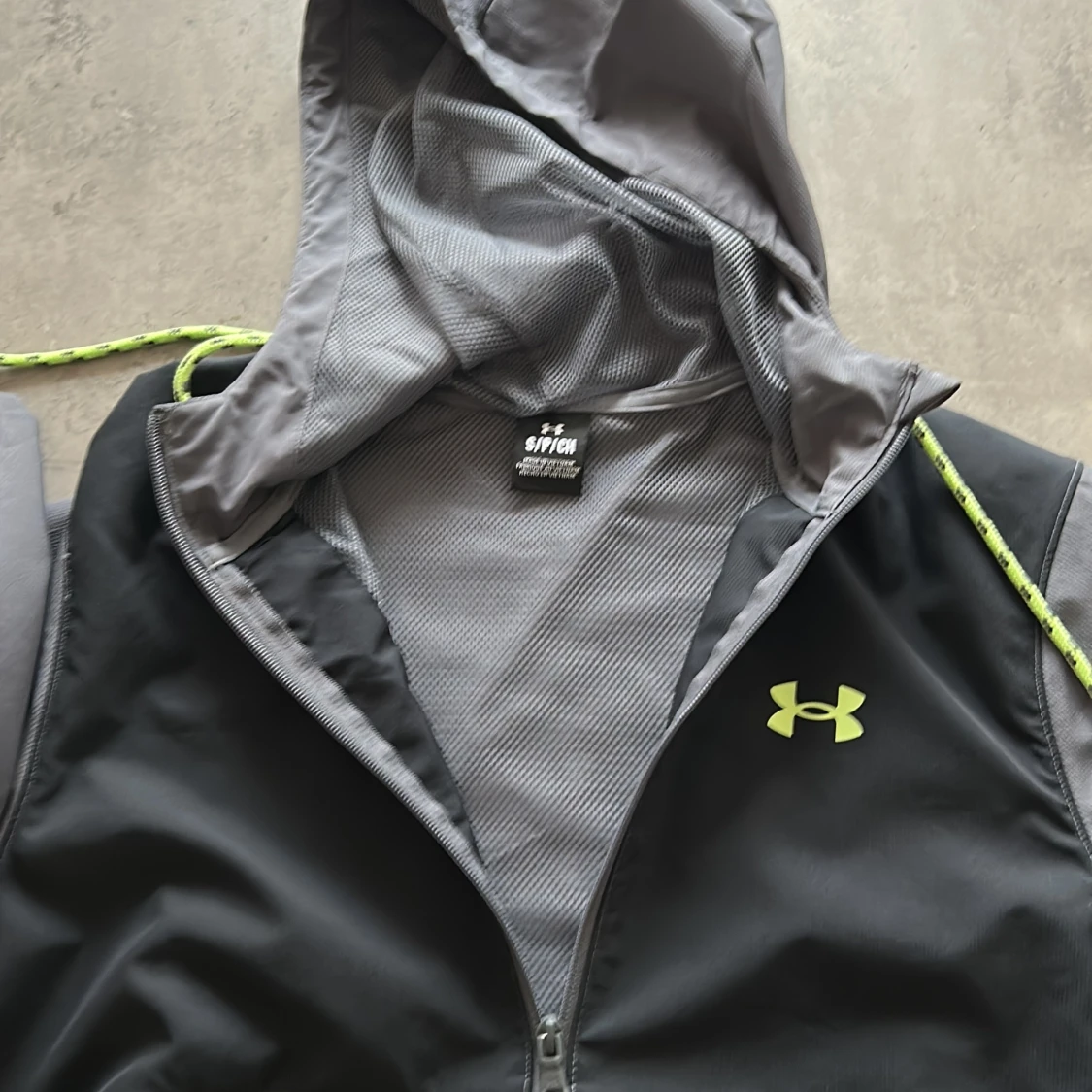 Under Armour vindjacka med huva - 2