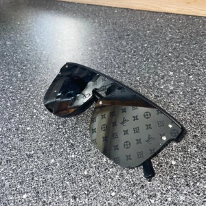 Lv glasögon - Säljer nu dessa riktigt feta Lv glasögon | 10/10 skick då de aldrig är använda | sköna och snygga | skriv vid frågor eller intresse!