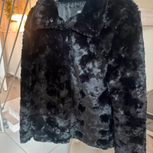 Svart pälsjacka från H&M - Helt ny endast provad storlek XS