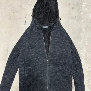 Kofta med fodring eller päls - Säljer nu denna extremt eftertraktade och sällsynta nobrand cardigan eller koftan med fodring eller päls! Grymt skick, inga defekter - ser exakt ut som på bilderna! Ingen storlek men är ungefär M! Skriv gärna vid frågor 💬✌️