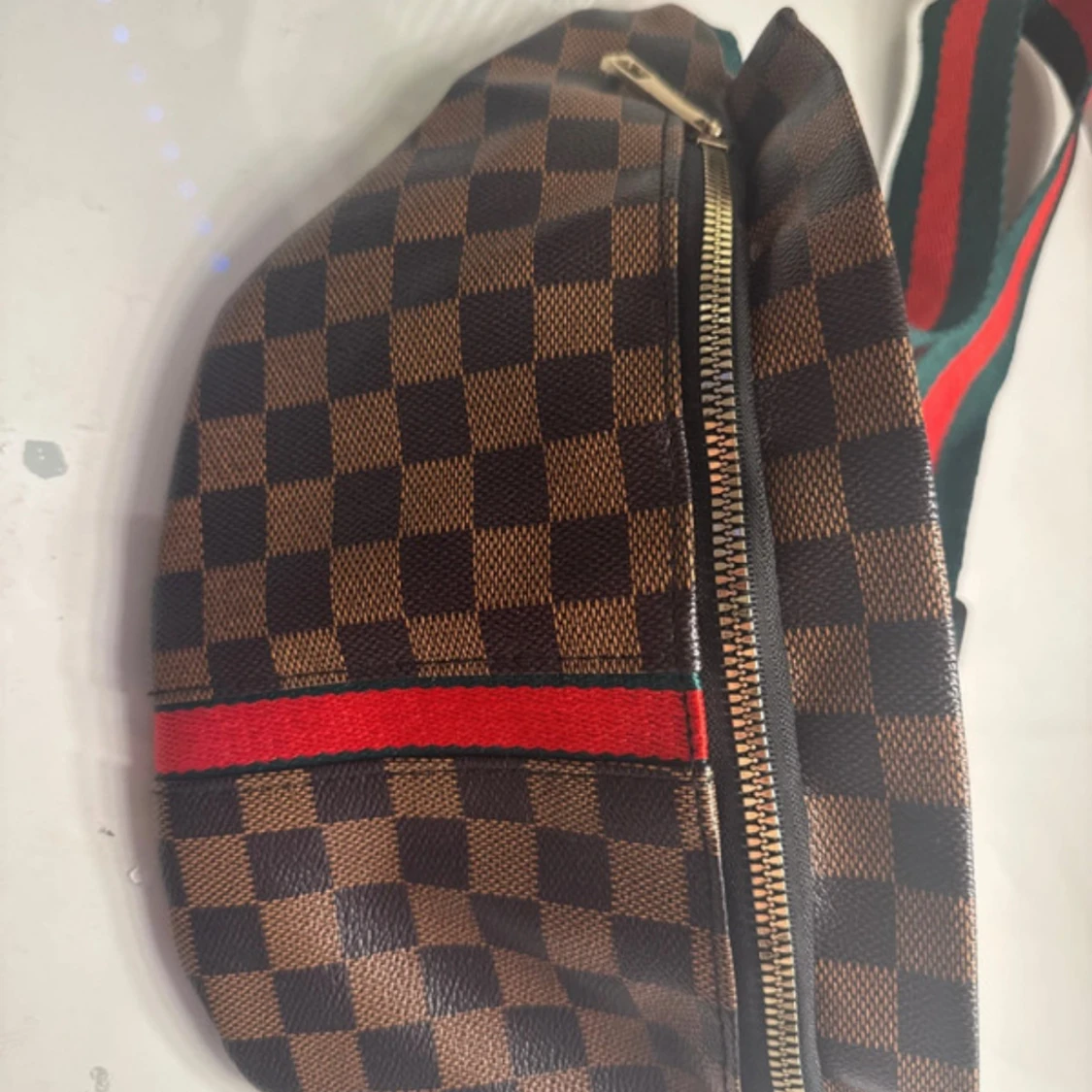 Brun rutig magväska med röd/grön rem - 3