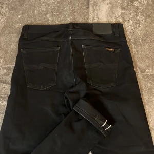 Svarta Selvedge Nudie Jeans - Lean Dean - De kanske inte ser mycket ut för världen men när dessa fått sin användning kommer de vara dom snyggaste jeansen du har, strlk 32/34 och i riktigt bra skick! 🌟