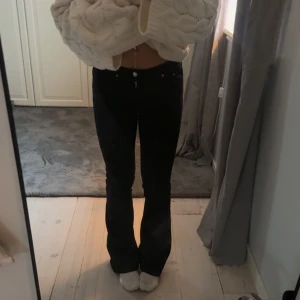 Svarta bootcut jeans från Gina  - Svarta jeans från gina, mellanhög midja, strlk 34 kan även passa om man har 36 i vanliga fall, superfint skick!