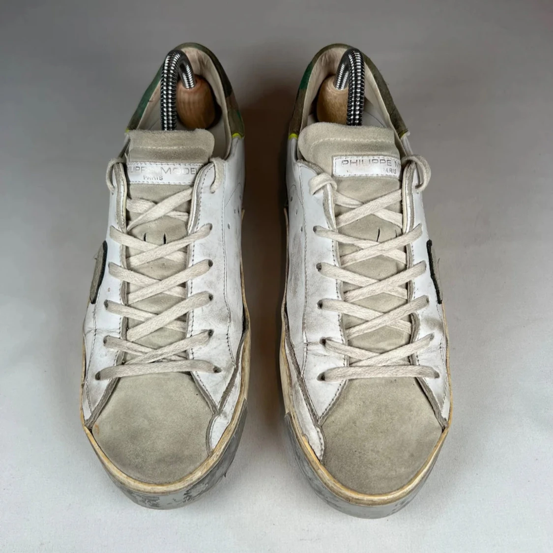 Philippe Model vita sneakers med grön detalj - 1