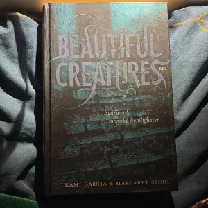 Beautiful Creatures: Svåra val, magiska hemligheter (Bok 2) - Upptäck en värld fylld av magi, förbannelser och starka känslor! Beautiful Creatures är en internationell succé där svåra val och mystiska hemligheter väntar. Perfekt för dig som gillar spänning, övernaturliga krafter och kärlek.