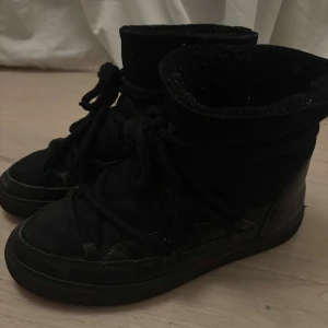 Inuikii skor - Säljer inuikki skor. Sulan bak är sliten och snörena är slitna. Skriv för fler bilder, priset går att diskutera😌😌