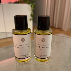2 st Curiosa Cafe au lait  - Säljer dessa 2 Curiosa Cafe au lait parfymer. Dom är på 50 ml styck. Säljes då jag köpte i en bundle av 3 och dessa blev då överflödiga :) Påminner om Bianco latte. Toppnoter: Karamell.  Hjärtnoter: Kumarine och Honung.  Basnoter: Vanilj och Vit Musk.