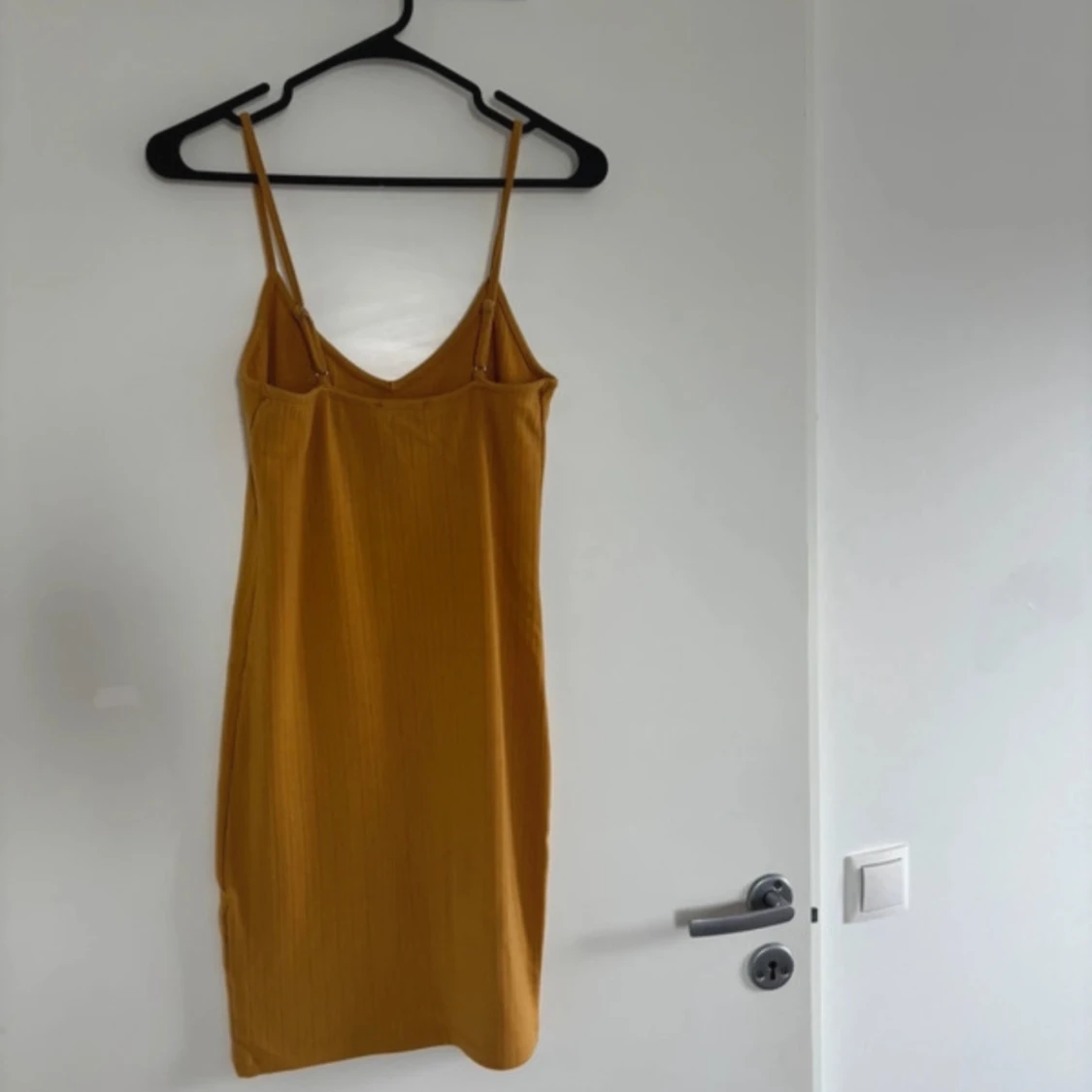 Gul ribbad kortklänning med smala axelband - 2