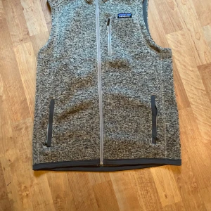 Patagonia väst - Patagonia väst, storlek S, väldigt skön och mjukt material. Han på bilden är 181, 68 kg. Tveka inte på att höra av dig!