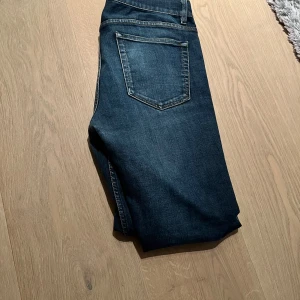 Acne Studios Jeans( Ace Raw Gothic ) - Snygga mörkblå jeans från Acne studios med en klassisk femficksdesign och raka ben. Jeansen har en slim passform och är w31 L32. Jeansen har blivit använda rätt relativt men fortfarande i jätte bra kondition! Skicka gärna för frågor👍