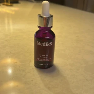 Medik8 HYDR8 B5 Intense serum - Medik8 HYDR8 B5 Intense är ett återfuktande serum med hyaluronsyra och NMF. Kommer i en snygg lila glasflaska med pipett och silverdetalj. Perfekt för dig som vill boosta huden med fukt och få en fräsch känsla. Innehåller 30 ml.