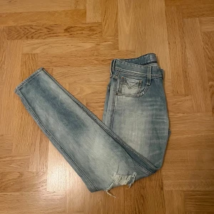 Replay Anbass - Säljer ett par ljusblå Replay Anbass med snygga slitningar! I Storlek 29/32. Kom gärna med frågor! Pris går diskutera!