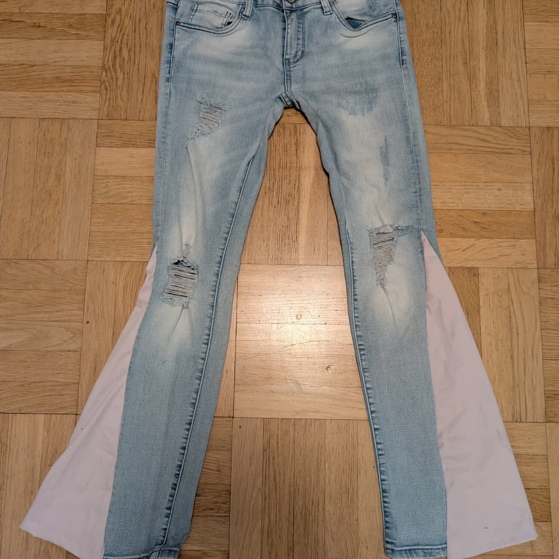 Ljusblå bootcut jeans med slitningar - 3