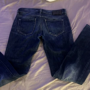 Diesel Ronharry jeans blå W28 L32 - Säljer ett par snygga Diesel Ronharry jeans i mörkblå. Jag säljer dem för att dem är för stora på mig!