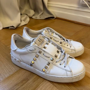 Valentino Rockstud vita sneakers - Snygga vita Valentino Rockstud sneakers!!🩷🩷
