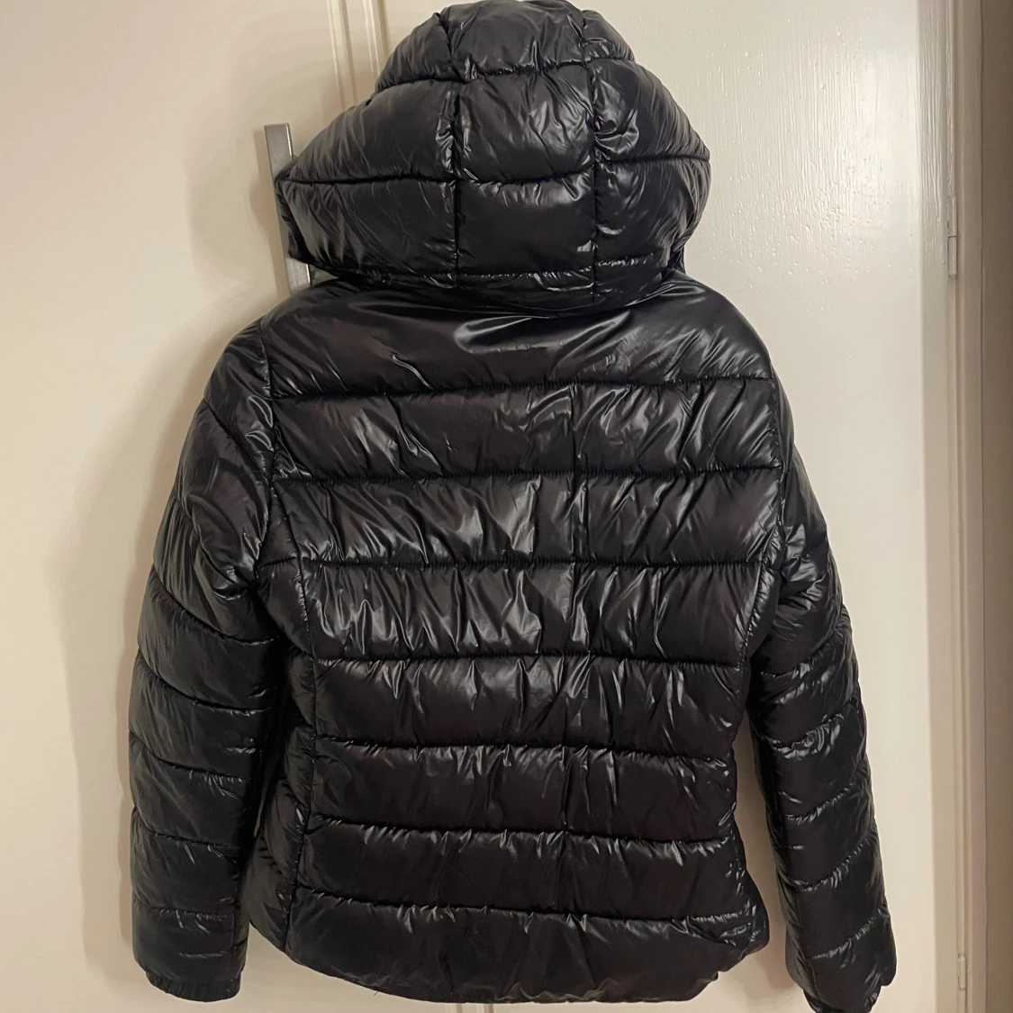 Svart pufferjacka med huva - 1