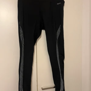 Leggingsit L - Mustat leggingsit. Heijastavat yksityiskohdat. Takana tasku esim avaimille. Sisällä lämmin kangas. Koko L. Vyötärön leveys n 41cm, haara-lahje n 72cm. Eläintalous MMM, lisätietoja saa kysymällä Katsothan myös muut ilmoitukseni Tarjoa 
