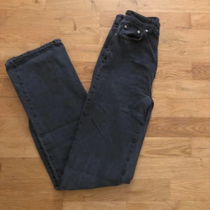 Svart jeans - Säljer ett par svarta jeans från stradivarius i storlek 32. Hög midja, Mycket bra skick 