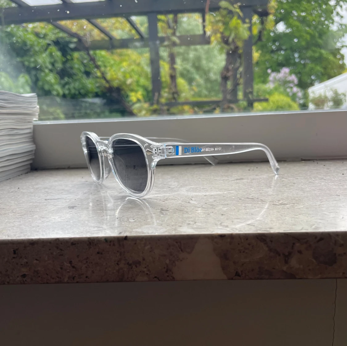 Di blåe transparenta solglasögon - 1