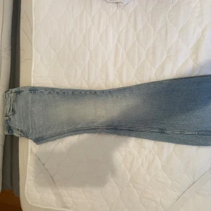 Bootcut jeans weekday - Blåa bootcut jeans från Weekday i modellen FLARE! Storlek 27/32