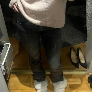 Gina jeans  - Säljer mina svart/gråa jeans från Gina💓Dom är i fint skick, men får tyvärr ingen användning av dom. Skriv vid intresse tryck ej på köp nu!