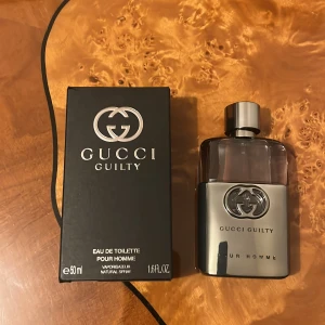 Gucci Guilty Pour Homme 50ml - Gucci Guilty Pour Homme Eau de Toilette, 50ml. Tillverkad i Spanien. Ingredienser: Alcohol Denat., Aqua/Water, Parfum/Fragrance, Limonene, Linalool, Hydroxycitronellal, Benzyl Salicylate, m.fl. Snygg design och ikonisk stil för dig som vill sticka ut. Jag har använd typ 10 ml av den den luktar bra men den är inte för min smak. 