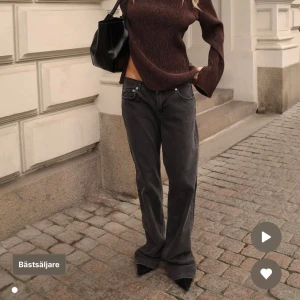 Svarta wide jeans med raka ben - Snygga svarta jeans med breda, raka ben och klassisk femficksdesign. Jeansen har en låg midja och är tillverkade i robust denim. Endast använda en gång