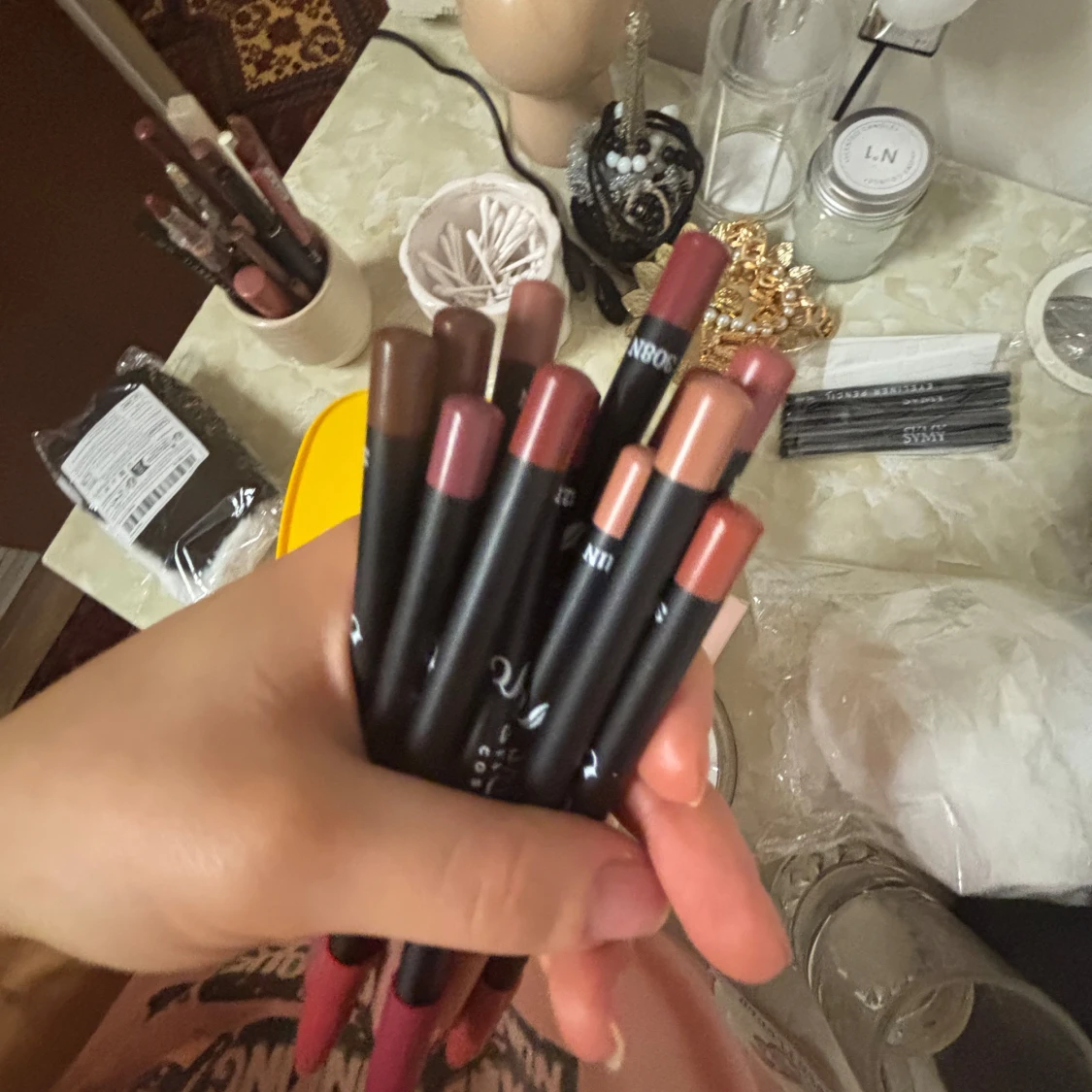 Set med läppennor i nude och rosa toner - 1