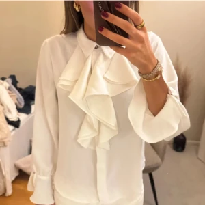 Skjorta med volang  - Skjorta med volang 🤍