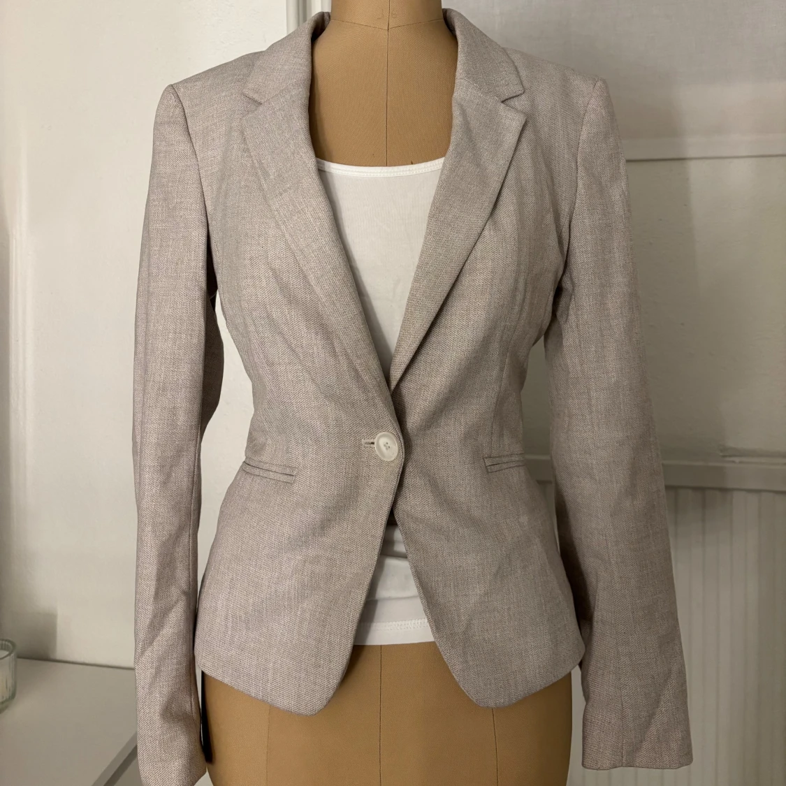 Beige kavaj med knapp