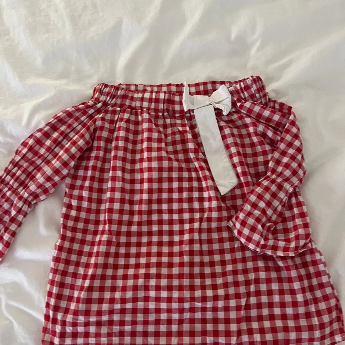 Rutig röd klänning med rosett