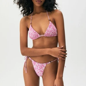 Bikini överdel  - Säljer en jättesöt bikini överdel i storlek M från pull and bear(säljs inte längre).  Skulle dock säga att den är mer i storlek xs/s. Helt oanvänd med lappar kvar!