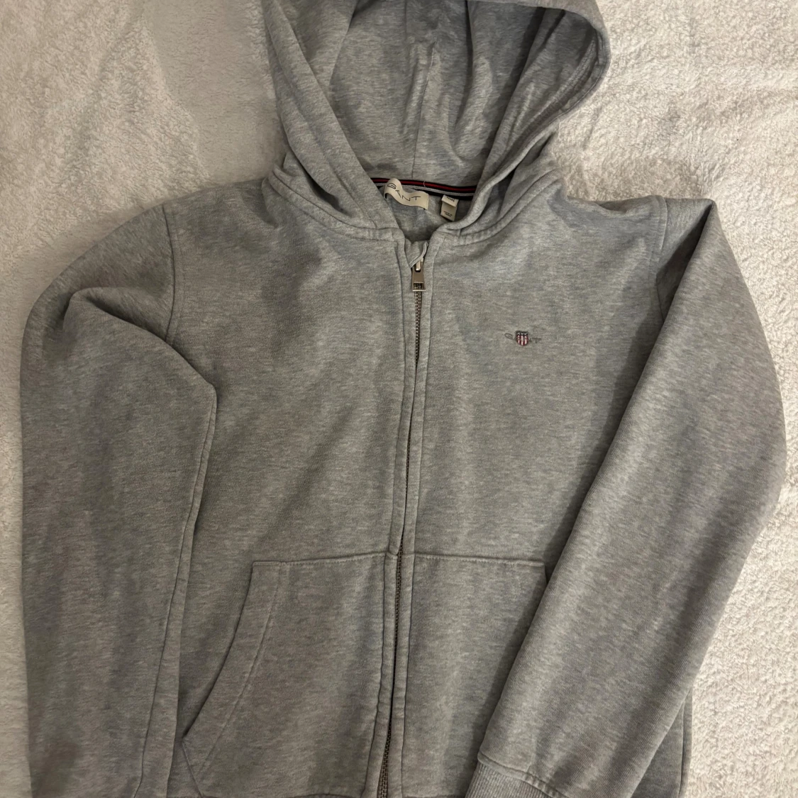 Grå hoodie från GANT med dragkedja - 1